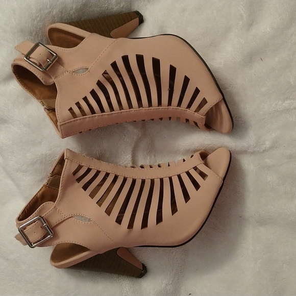 Charles Albert Gladiator Cone Heels - Picture 5 of 7